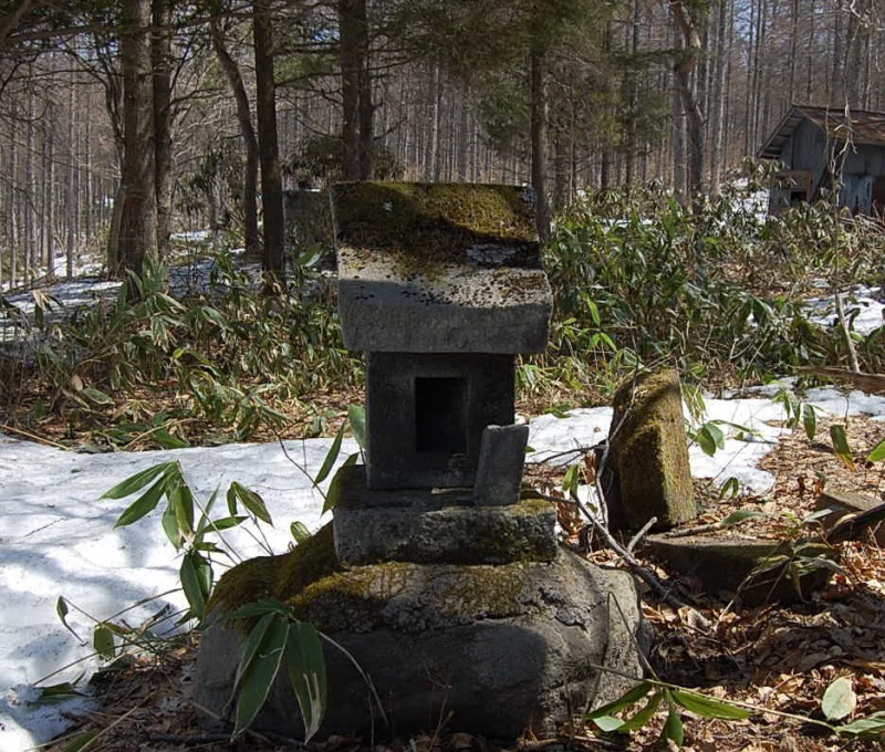 吾妻山を信仰する上州の人が寄進した祠