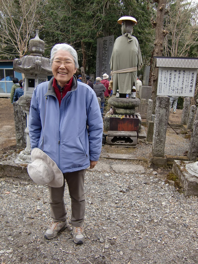 忠治の処刑跡にある慰霊塔へお参り