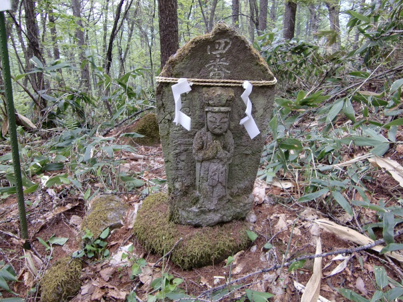 大谷不動の黒門まで３０体くらいの石仏と山の神の祠がある