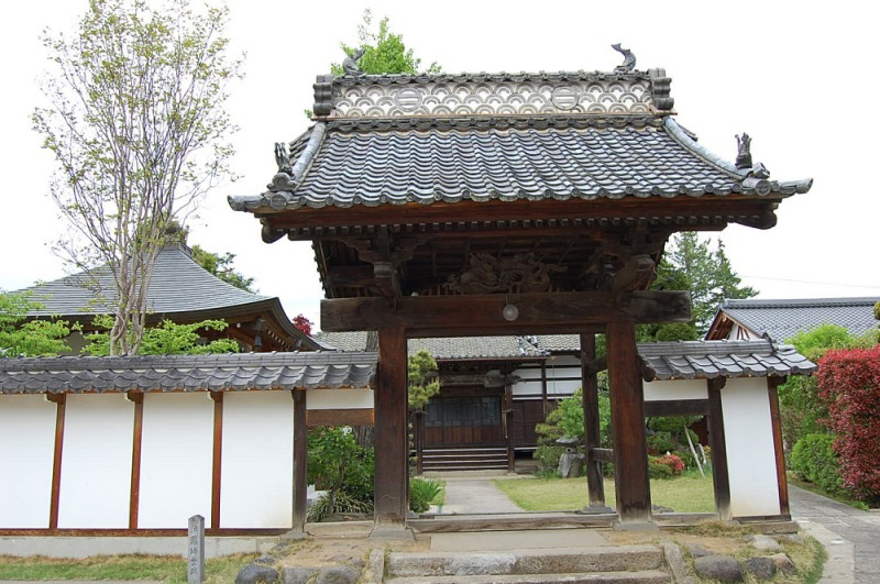 千曲川が川面が波打つような西福寺の山門の屋根