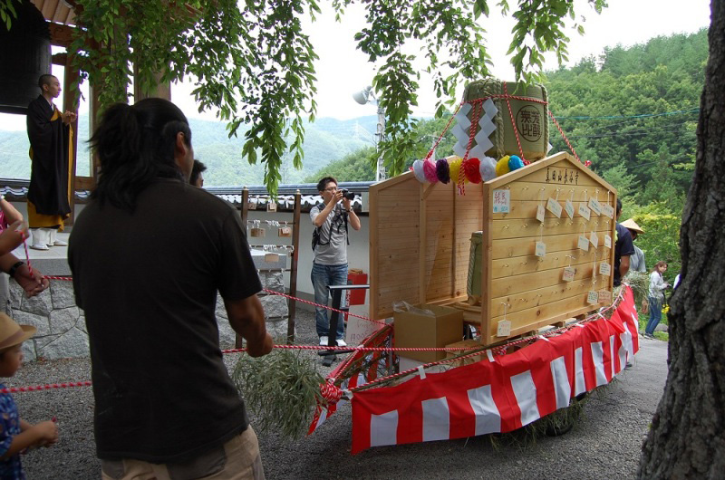 長谷寺の出陣式では舟形の山車に絵馬を飾り付ける