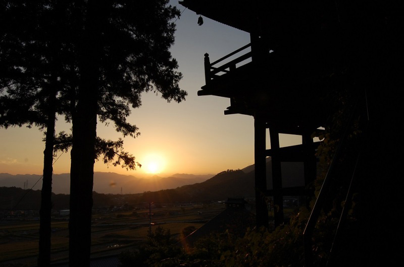 殿城赤坂の瀧水寺から眺める夕陽