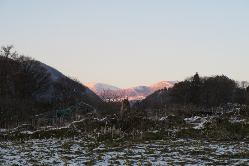 夕陽に染まる根子岳（左）と四阿山（右）
