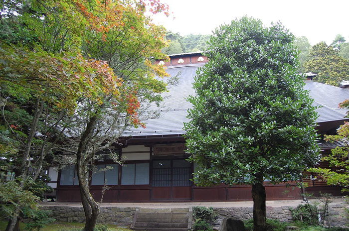 州浜」の寺紋が輝く伊勢山の陽泰寺